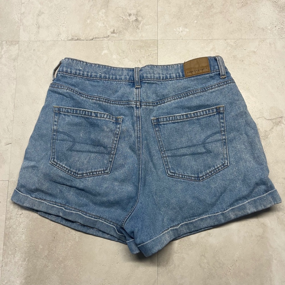 American Eagle Mom Short Light Wash Denim Women Size 6 High Waisted Pleated